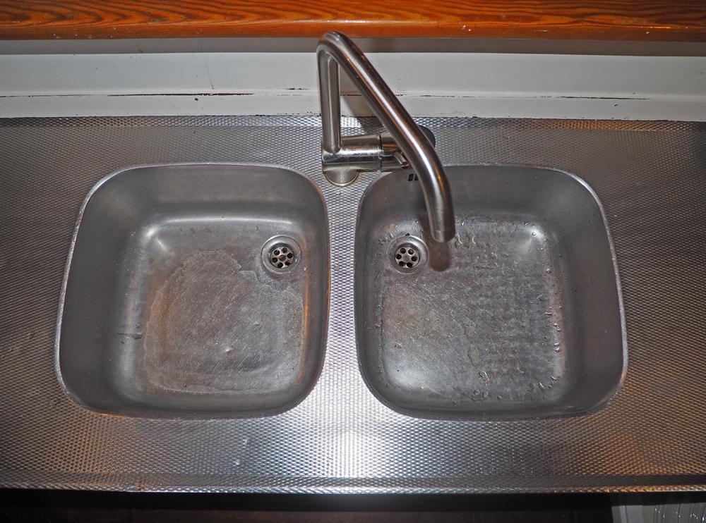 Saloon, Accommodation